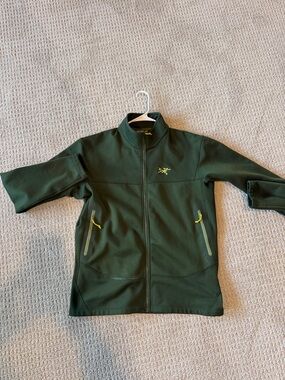 Arc'teryx Men's Dark Green Zip-Up Jacket with Lime Accents